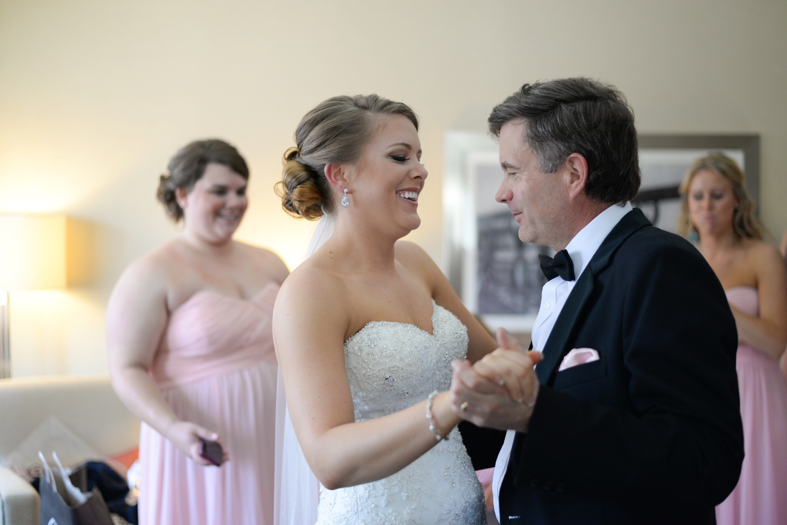 dad-dancing-with-his-daughter-before-her-wedding