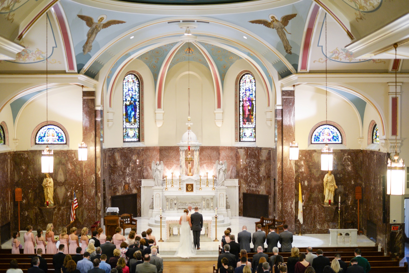 wedding-couple-at-the-alter-at-st-leos-catholic-church-in-columbus-ohio