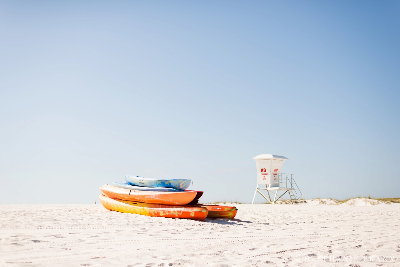 kayaks-sitting-on-a-white-beach-in-florida