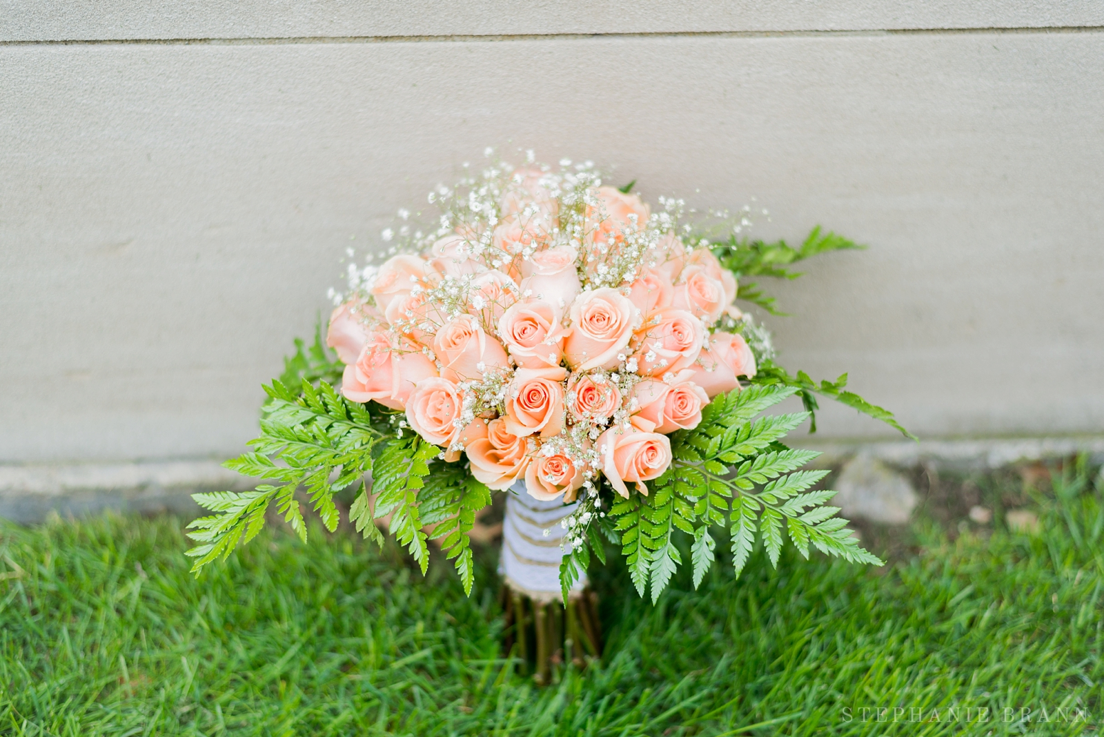 coral rose bouquet with baby's breath