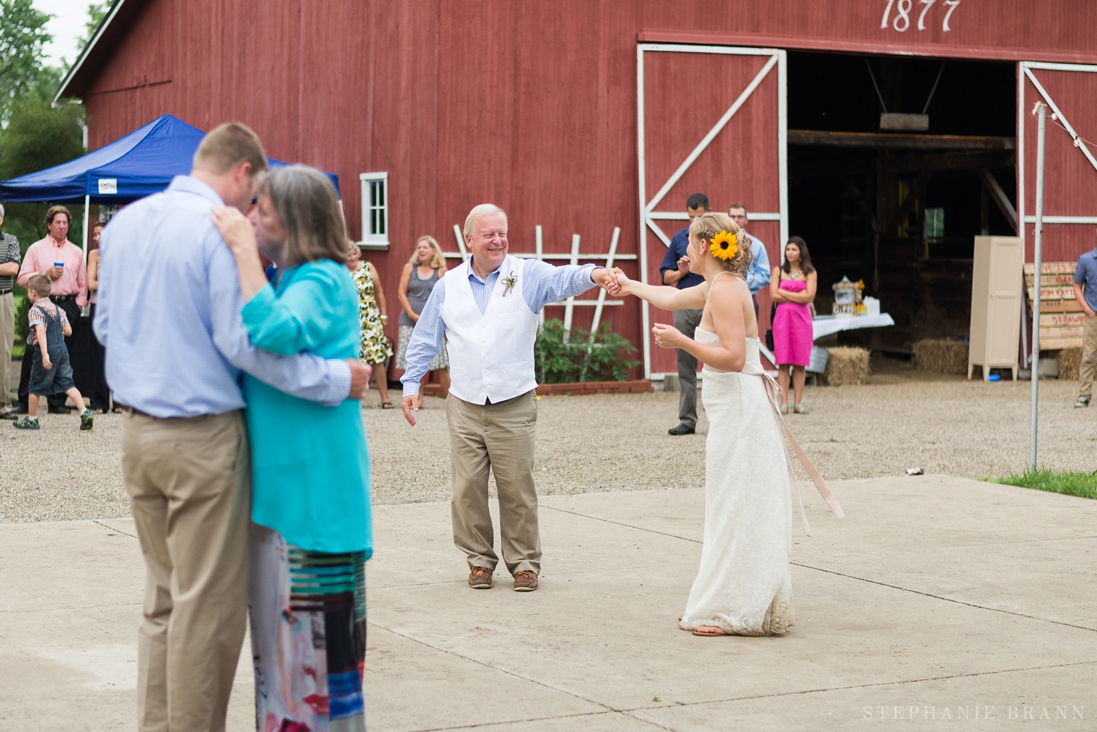 cute-dance-between-a-bride-and-her-dad