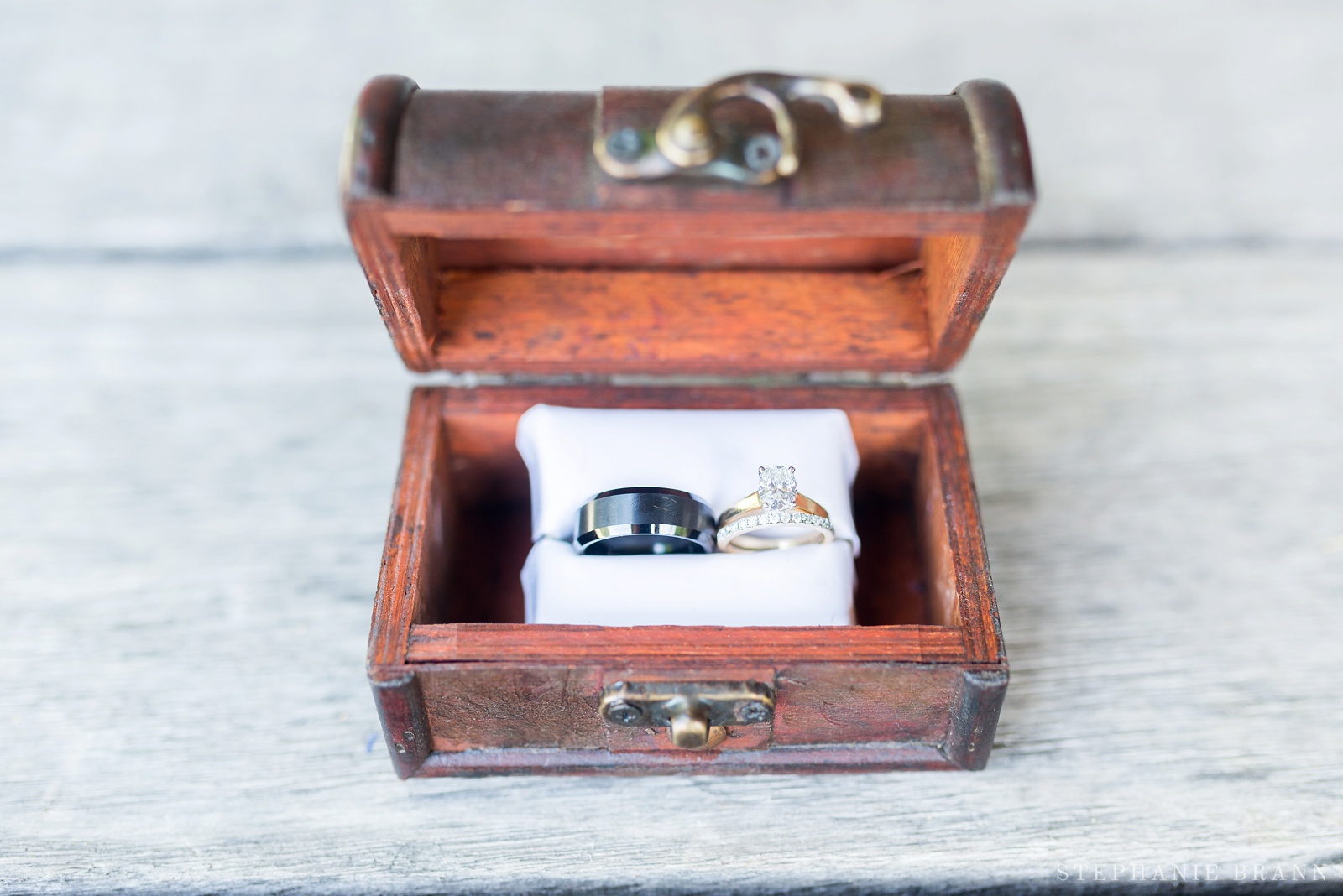 wedding-rings-in-a-brown-wooden-box