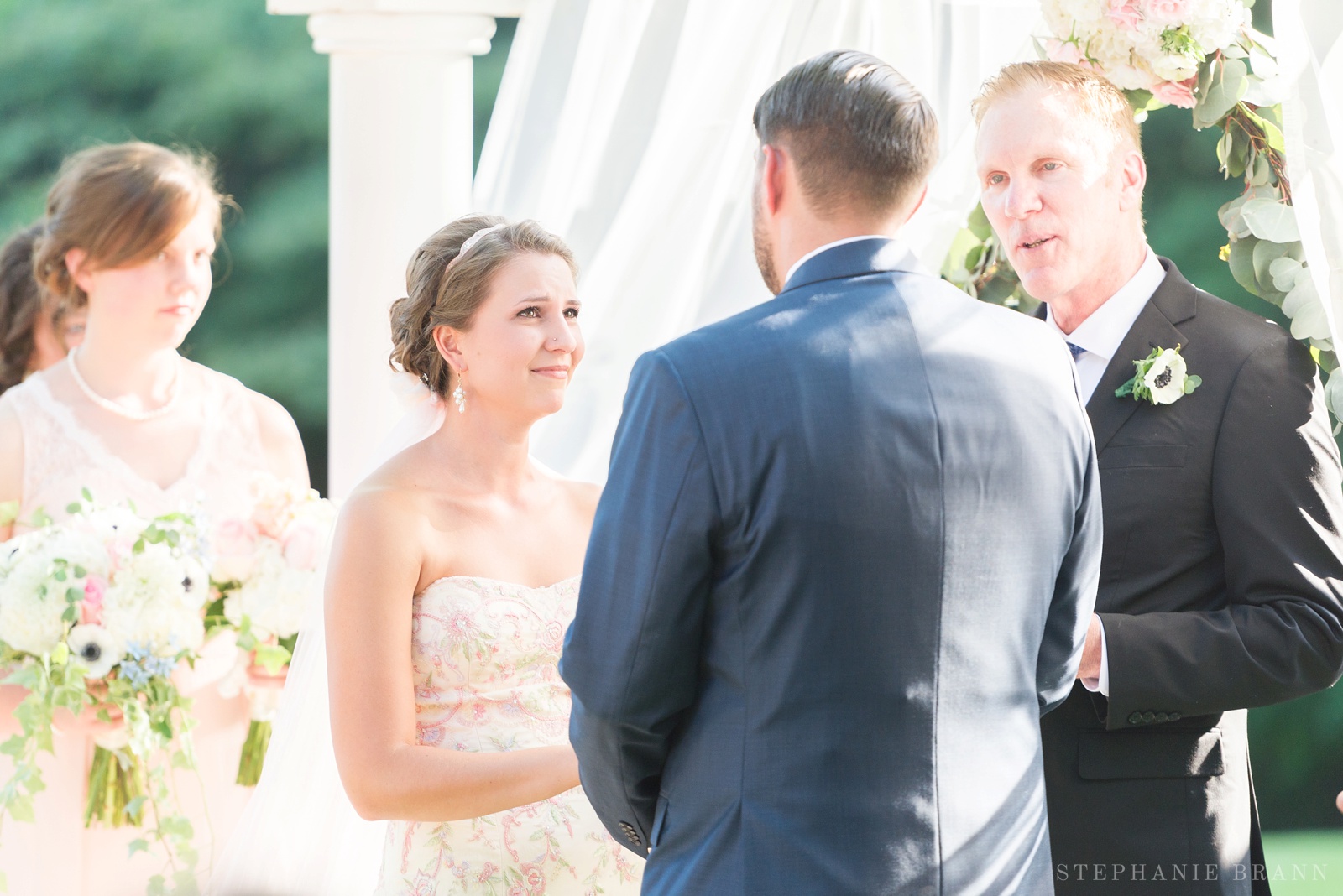 emotional-vow-reading-during-the-ceremony