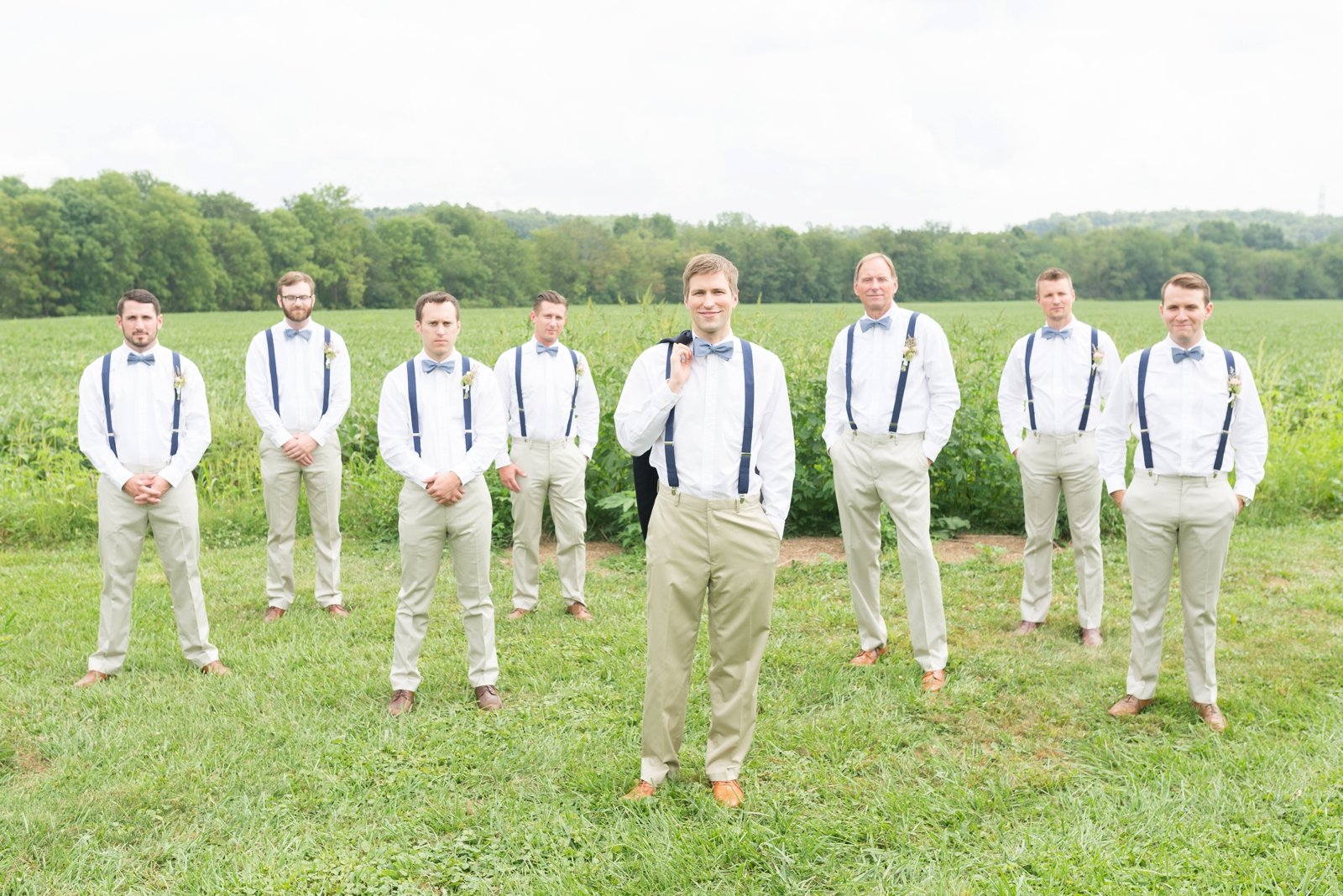 groomsmen-group-posing-ideas