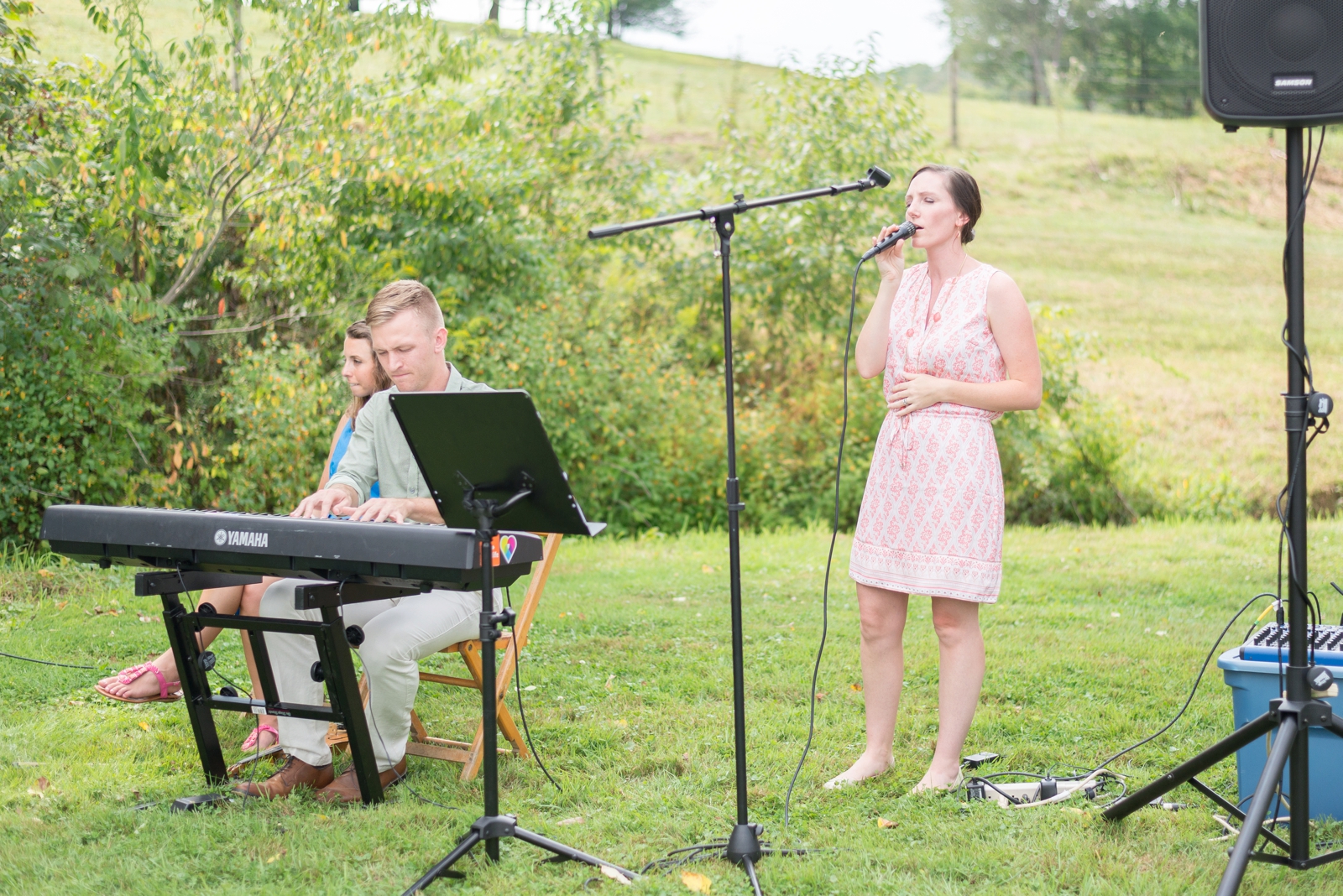 girl-singing-and-guy-playing-the-piano-during-a-wedding-ceremony