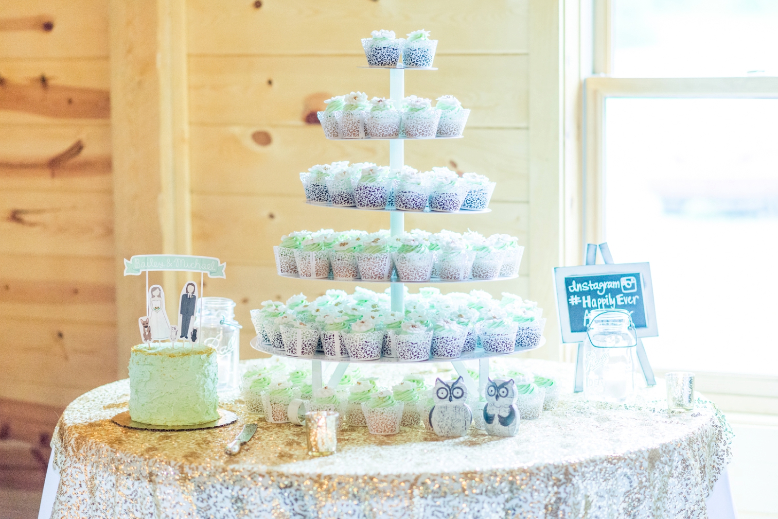 cute-cupcakes-at-a-wedding