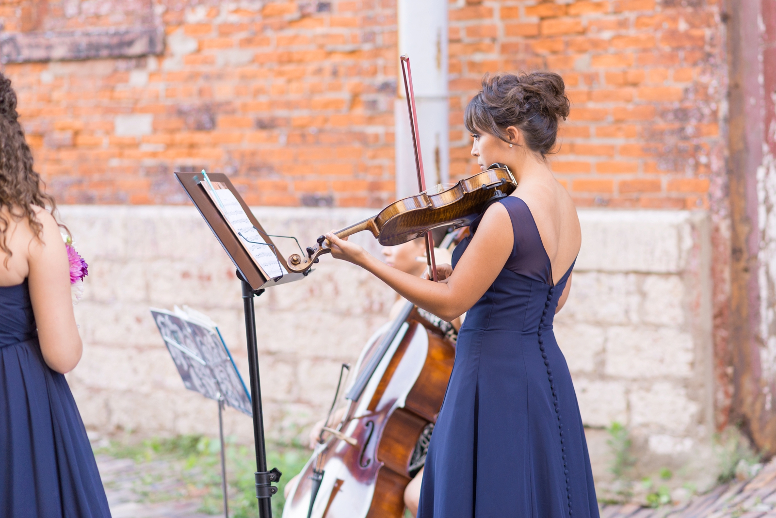 girl-playing-the-violin-in-a-blue-dress-in-an-alley-way