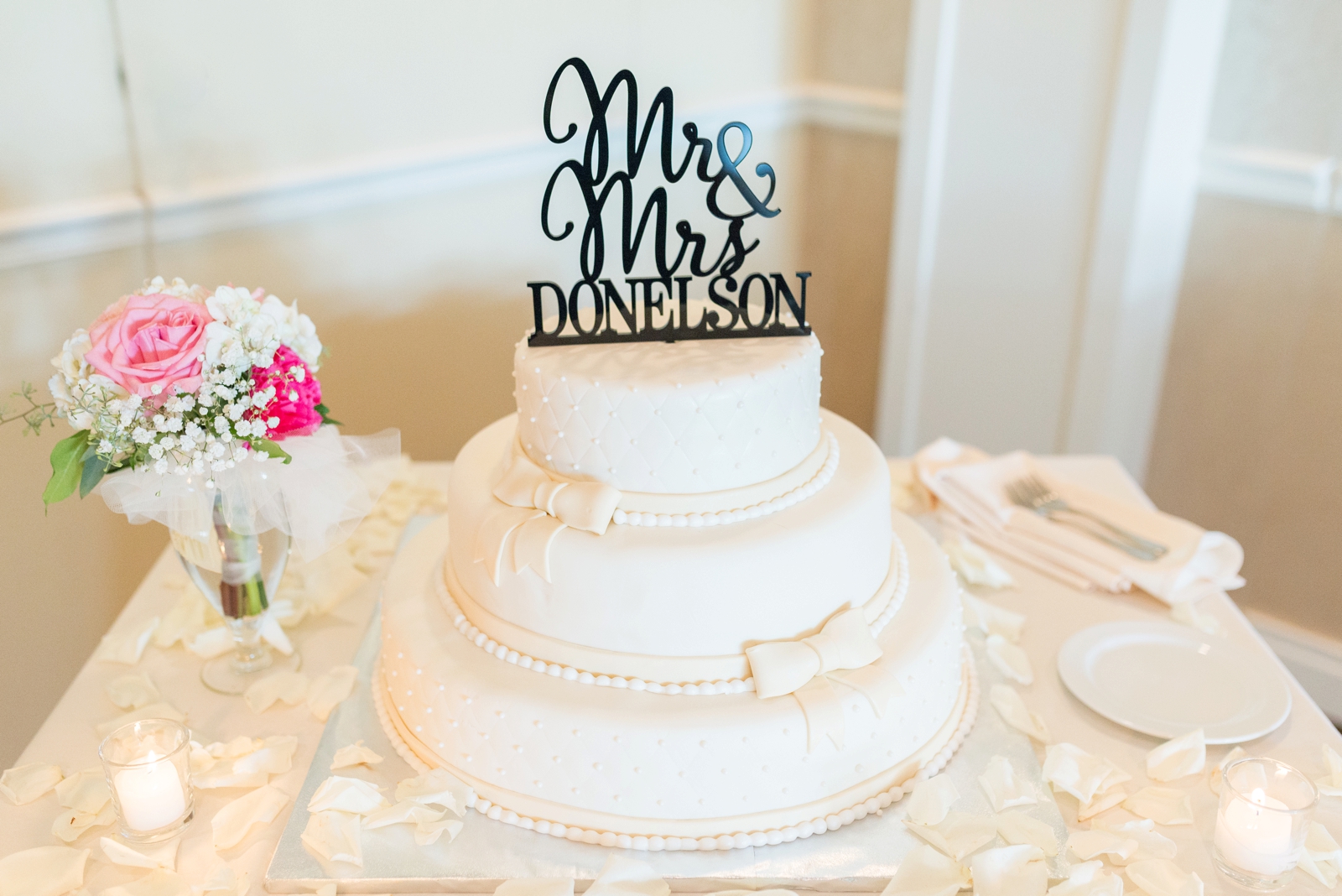 white-wedding-cake-with-bows