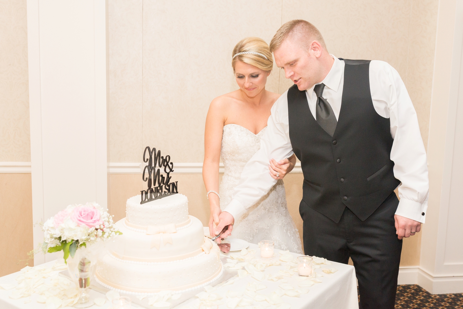 couple-cutting-their-wedding-cake
