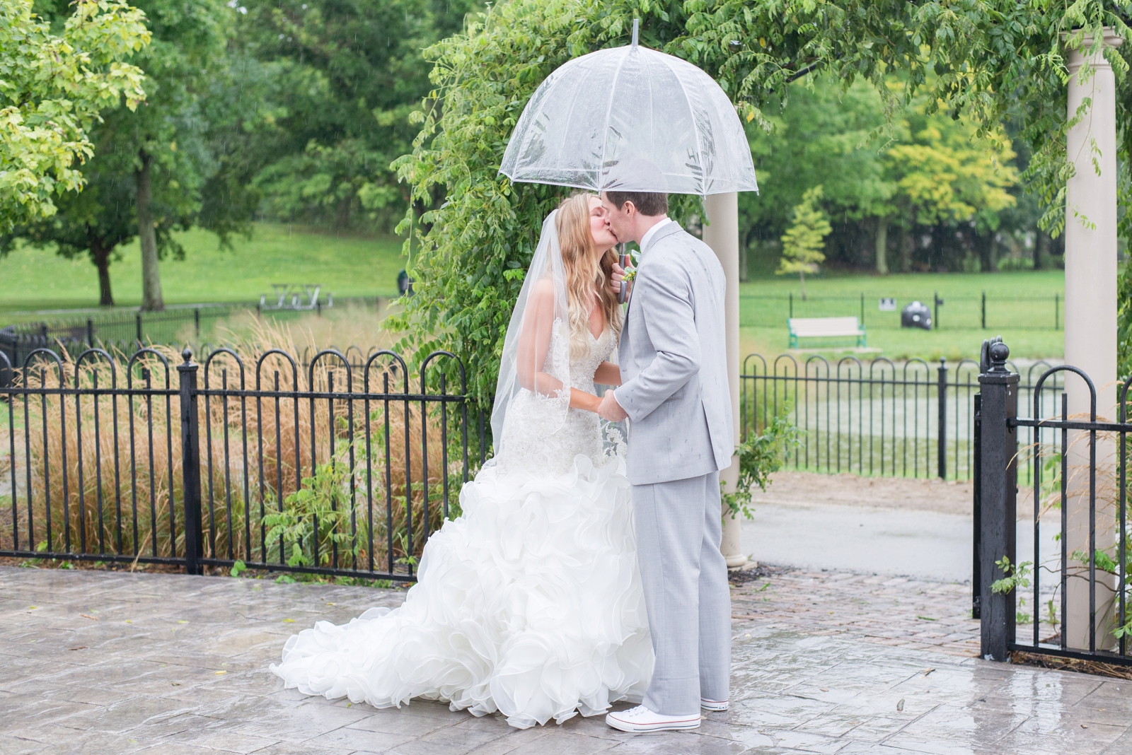wedding-couple-photos-when-it-rains