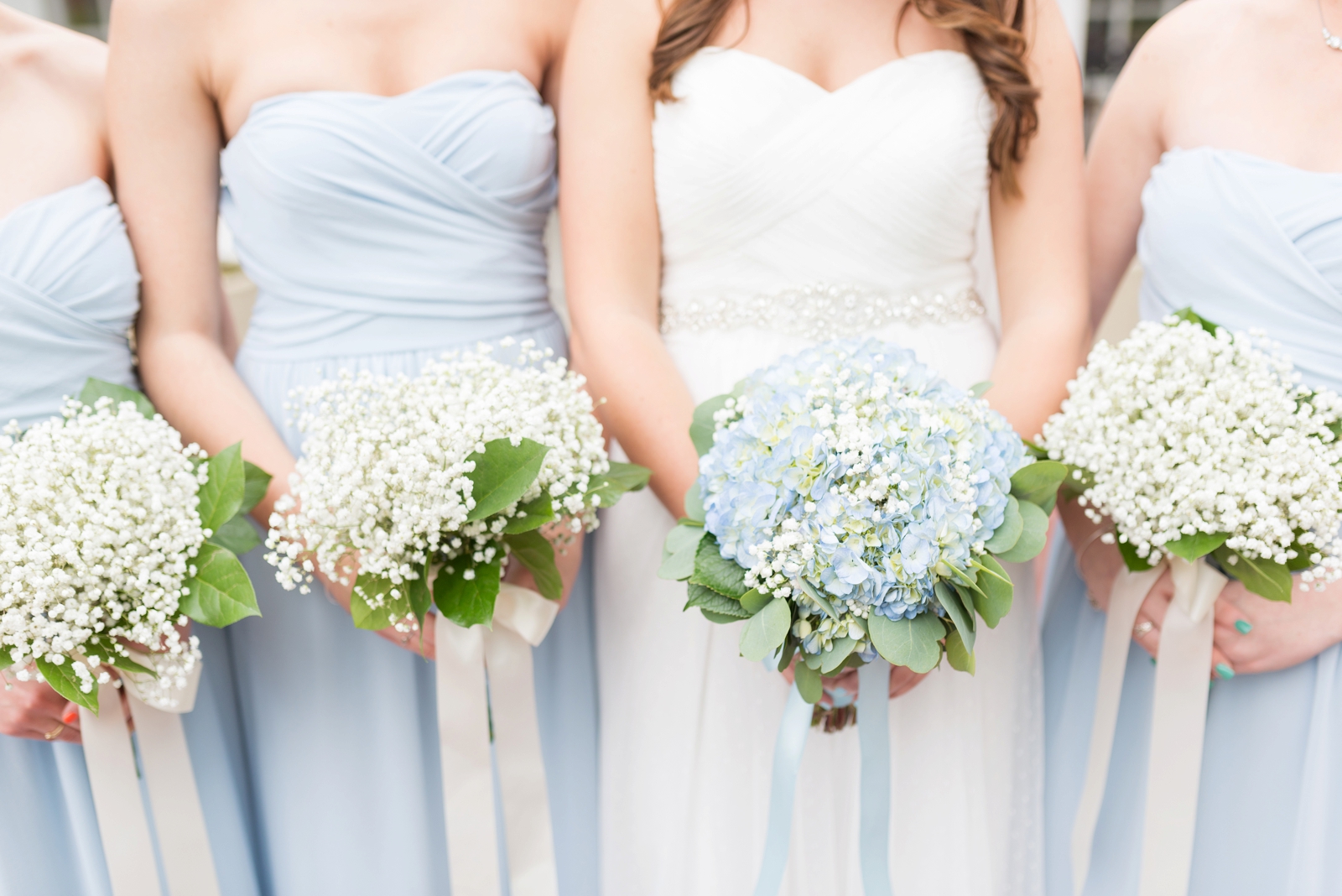 light-blue-and-cream-flowers-and-bridesmaids-dresses