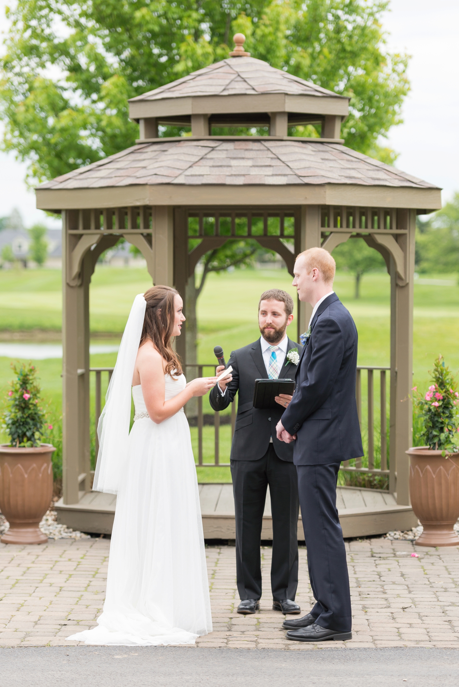 beautiful-outside-wedding-ceremony-in-central-ohio