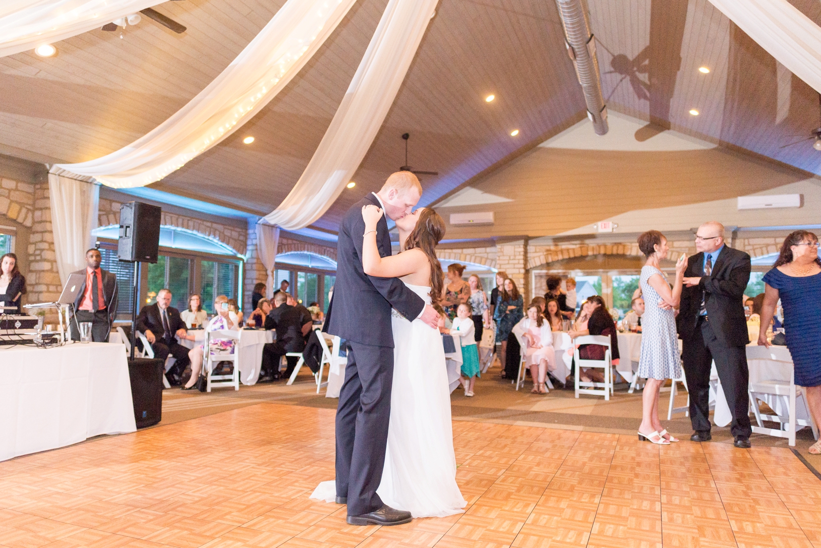 wide-angle-lens-with-a-first-dance