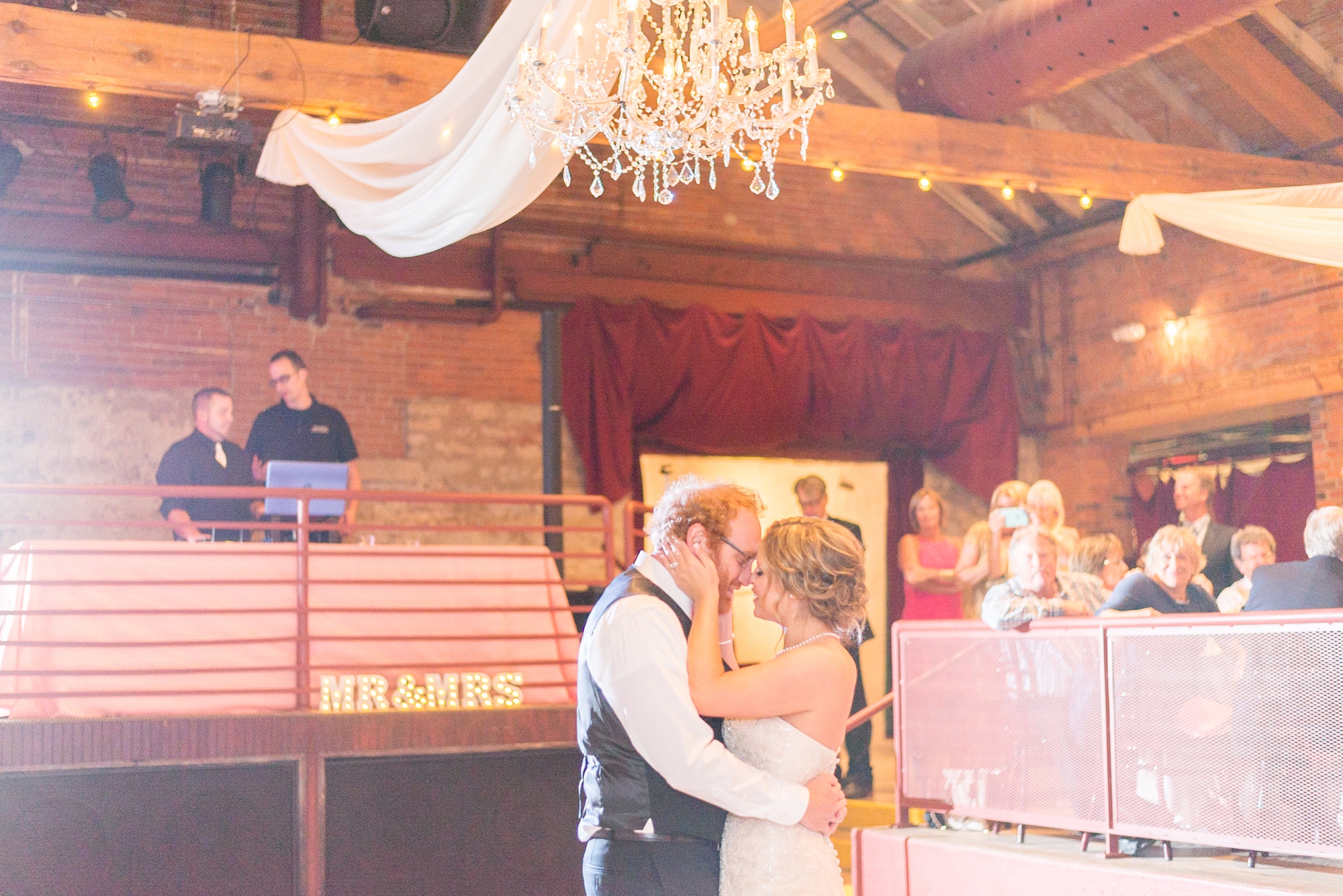 indoor-wedding-at-via-vecchia-in-columbus-ohio-brewery-district_0494