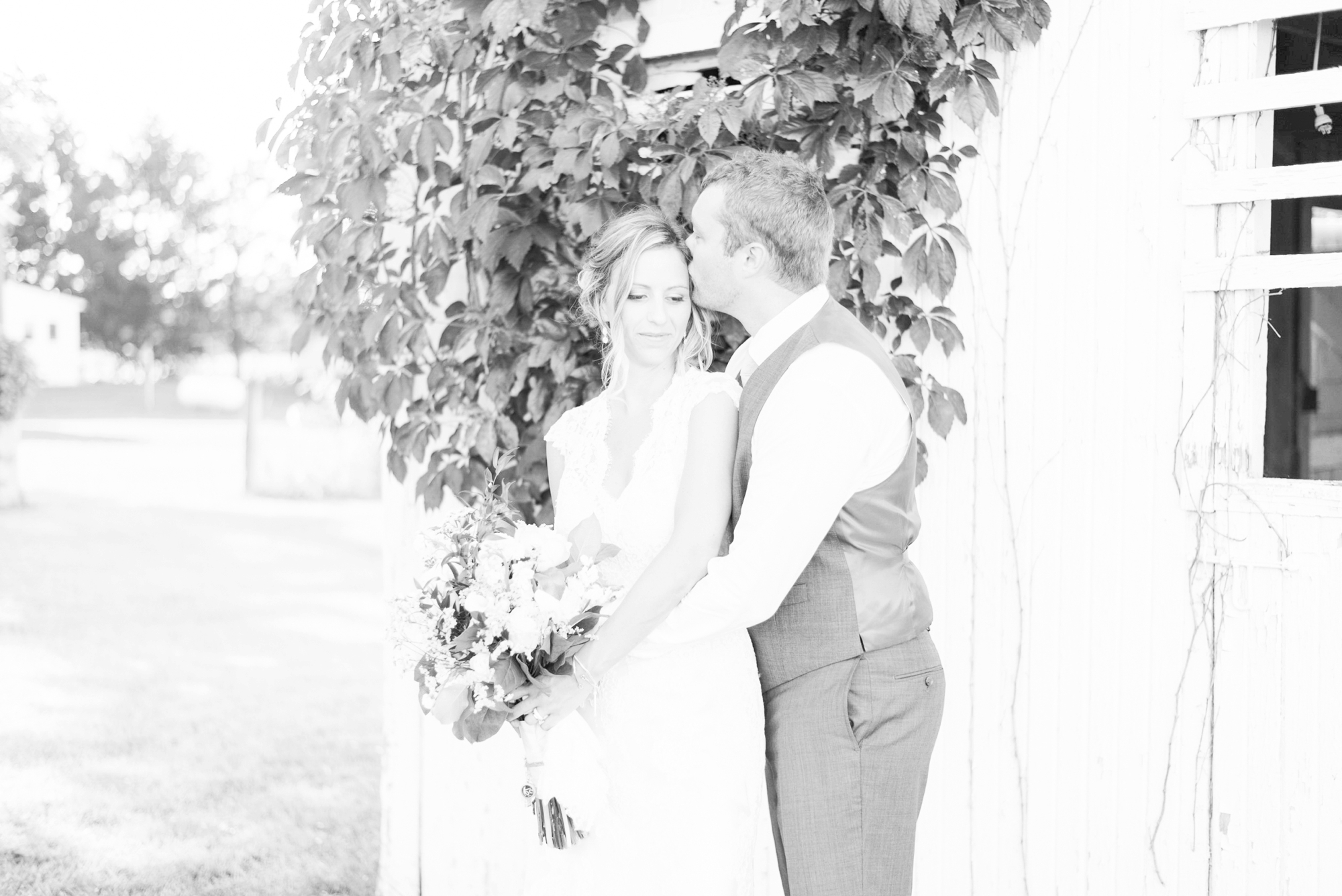 wedding-at-lightning-tree-barn-venue-in-circleville-ohio_0378