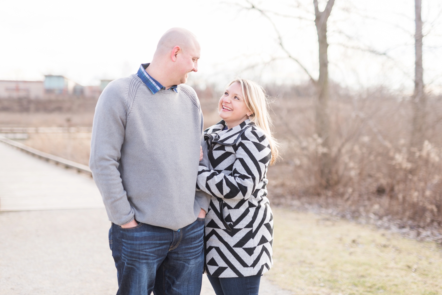 winter-engaged-couple-at-their-photo-session-at-the-scioto-audubon-park-near-grange-audubon-center-with-walkways-and-grass_0312