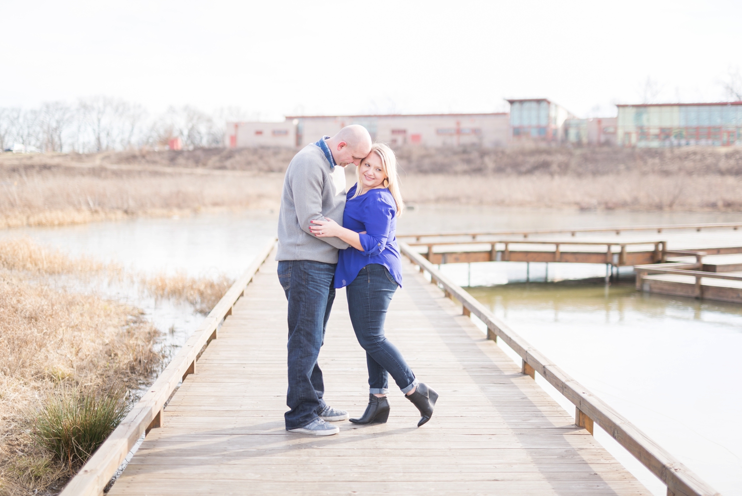 winter-engaged-couple-at-their-photo-session-at-the-scioto-audubon-park-near-grange-audubon-center-with-walkways-and-grass_0313