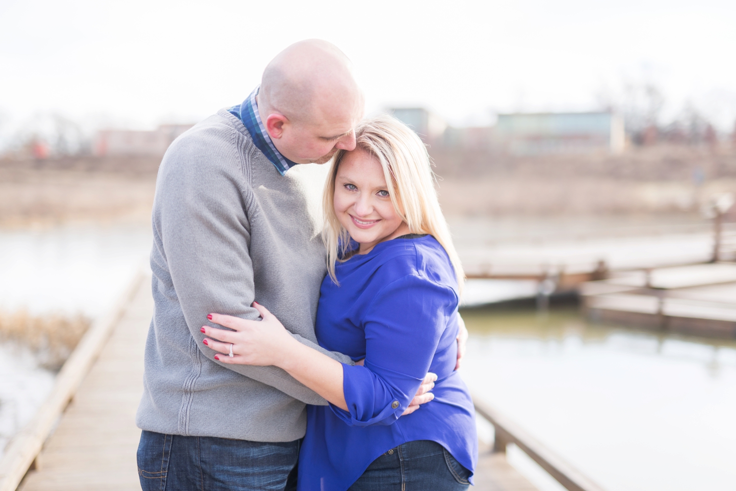 winter-engaged-couple-at-their-photo-session-at-the-scioto-audubon-park-near-grange-audubon-center-with-walkways-and-grass_0314