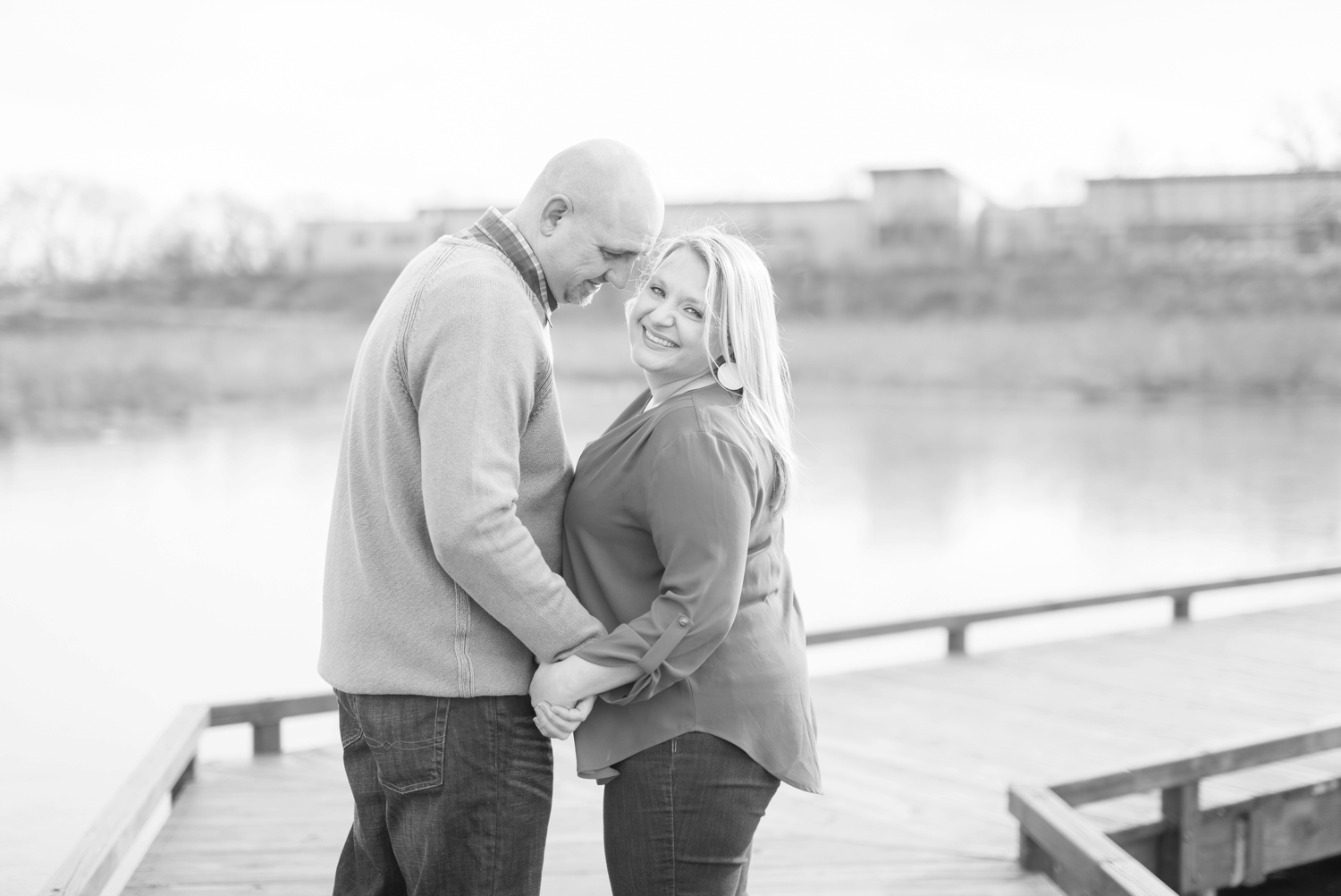 winter-engaged-couple-at-their-photo-session-at-the-scioto-audubon-park-near-grange-audubon-center-with-walkways-and-grass_0316