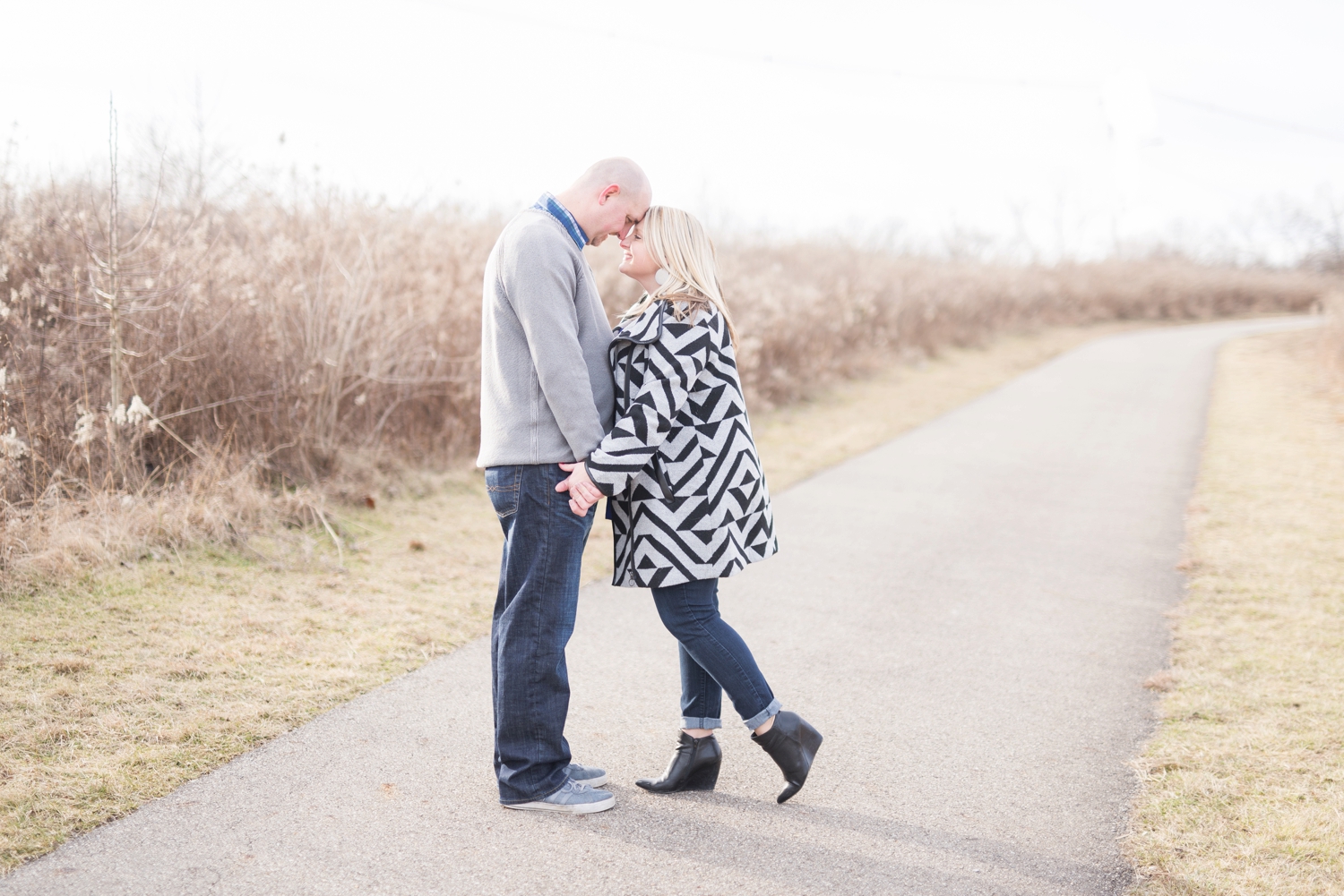 winter-engaged-couple-at-their-photo-session-at-the-scioto-audubon-park-near-grange-audubon-center-with-walkways-and-grass_0317