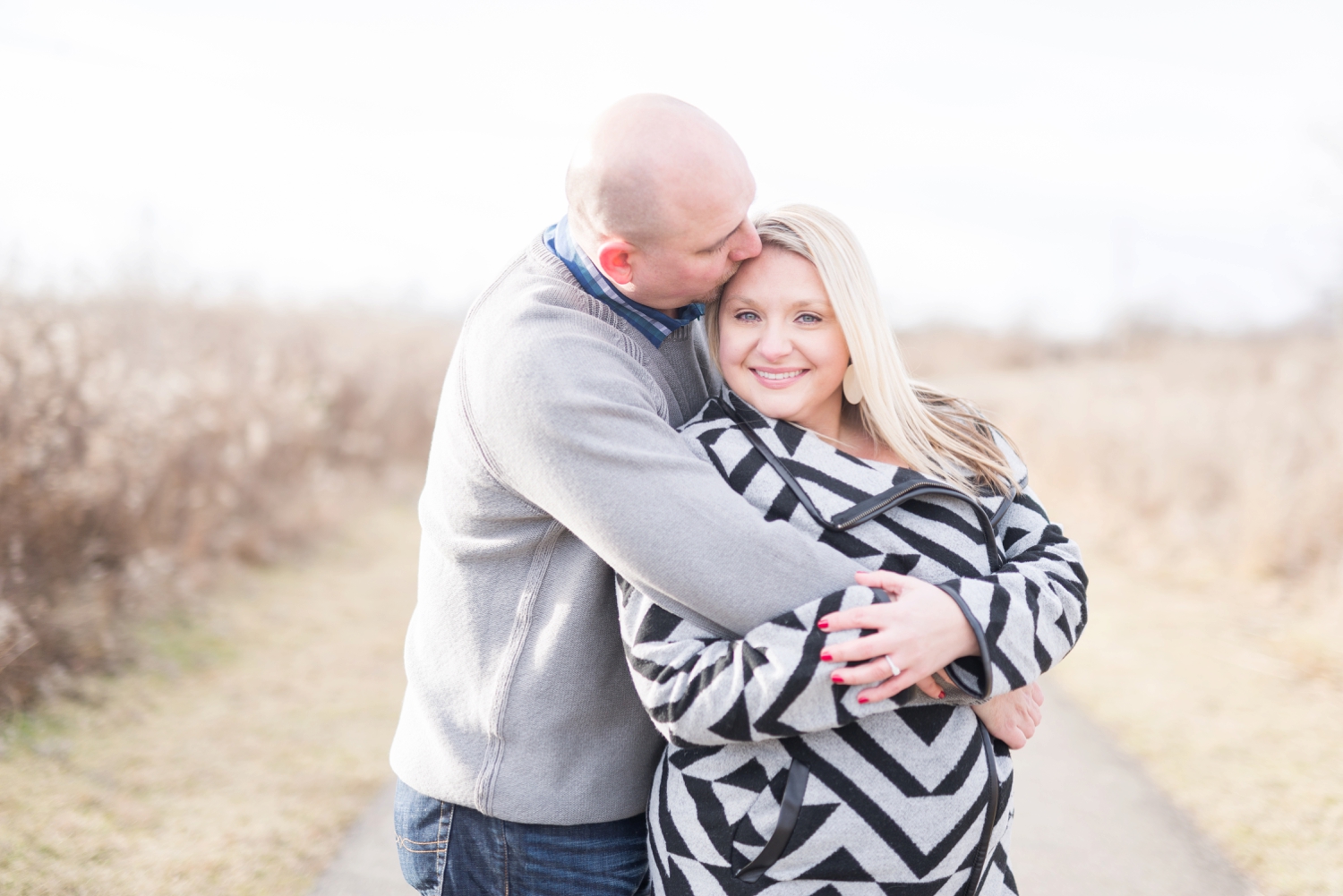 winter-engaged-couple-at-their-photo-session-at-the-scioto-audubon-park-near-grange-audubon-center-with-walkways-and-grass_0321