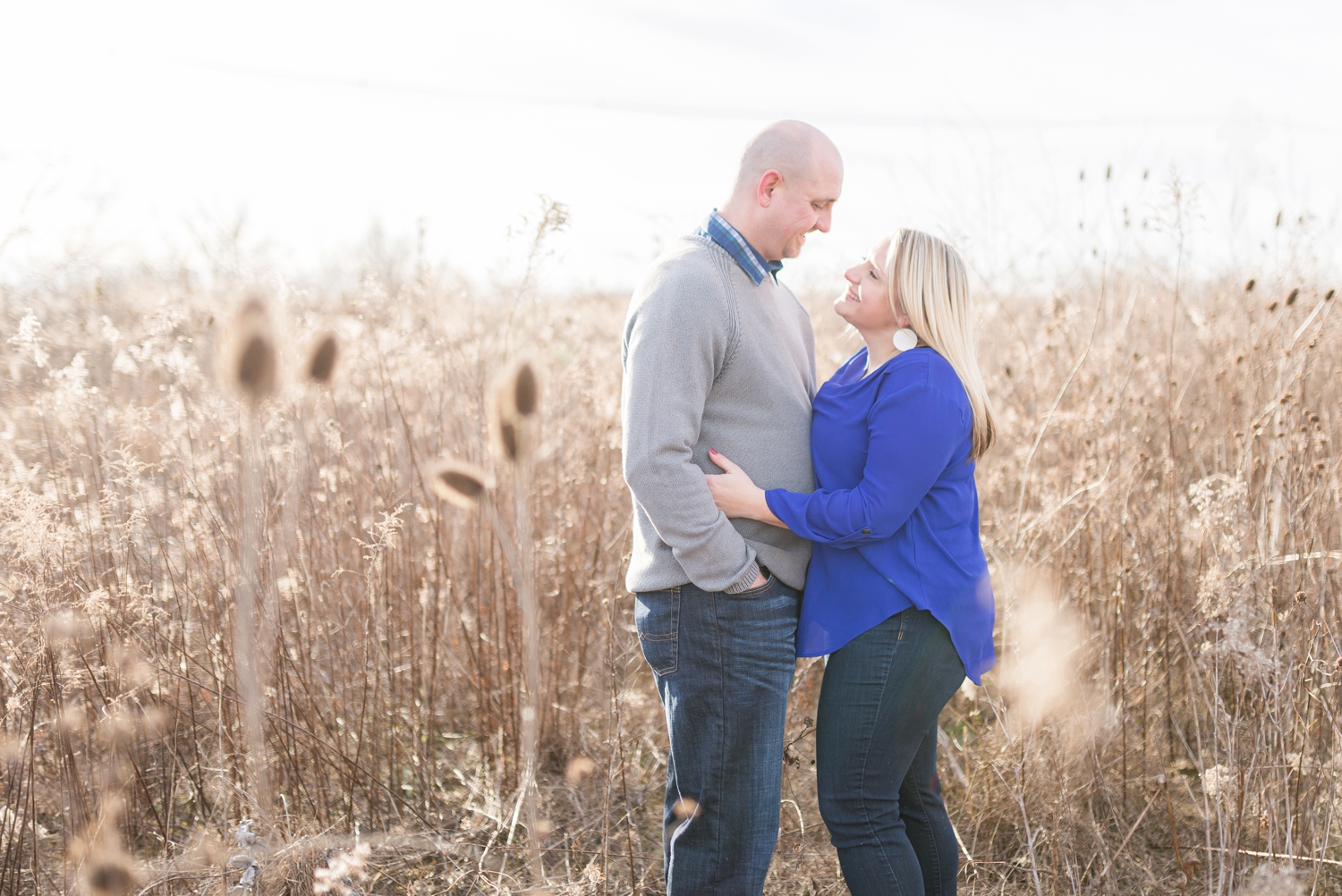 winter-engaged-couple-at-their-photo-session-at-the-scioto-audubon-park-near-grange-audubon-center-with-walkways-and-grass_0322