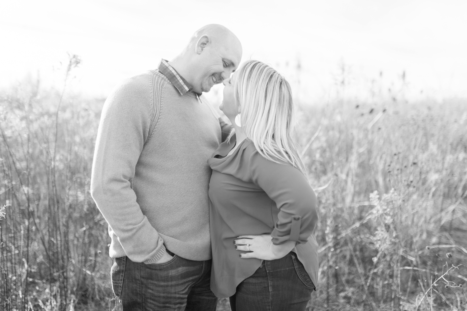 winter-engaged-couple-at-their-photo-session-at-the-scioto-audubon-park-near-grange-audubon-center-with-walkways-and-grass_0323