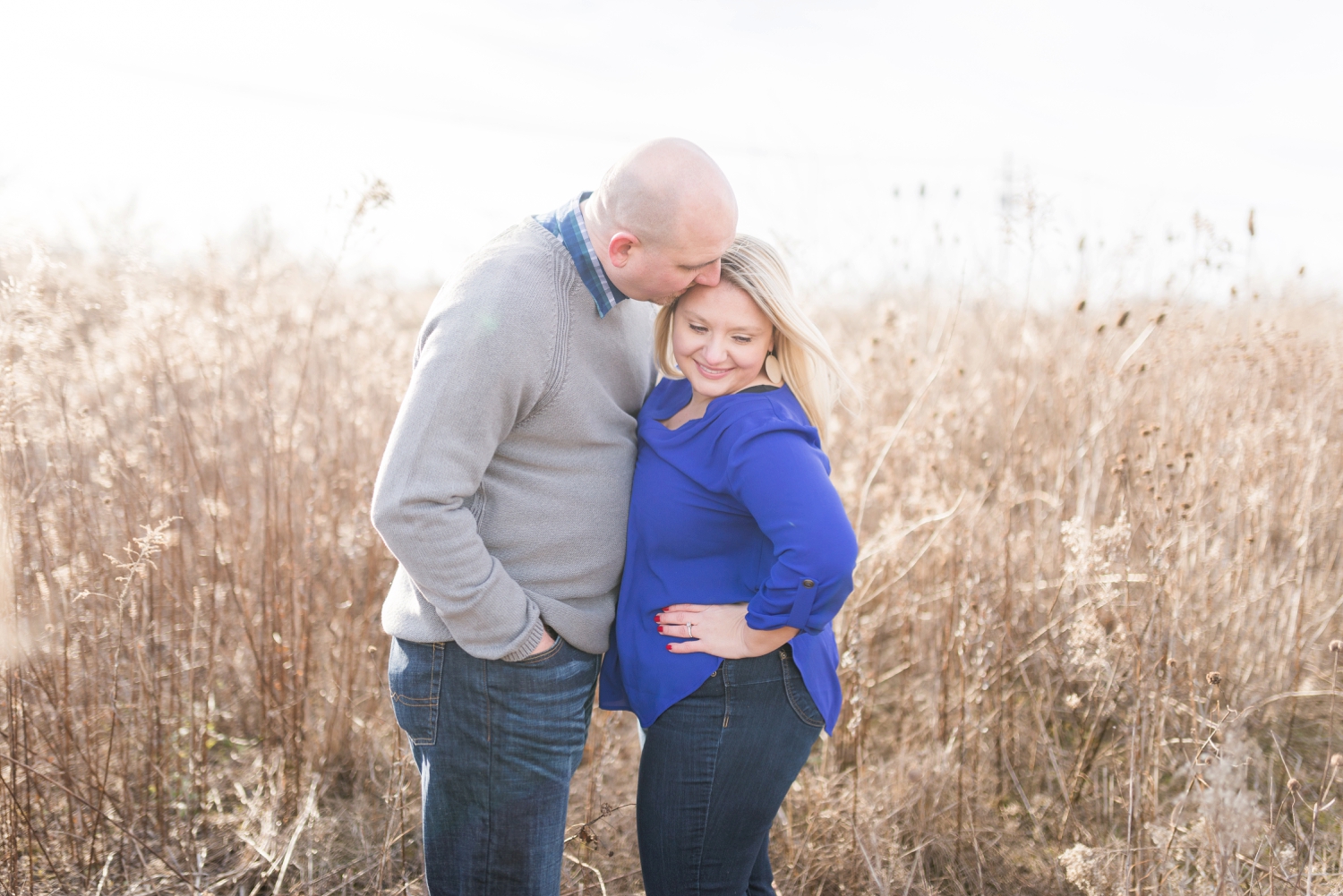 winter-engaged-couple-at-their-photo-session-at-the-scioto-audubon-park-near-grange-audubon-center-with-walkways-and-grass_0326
