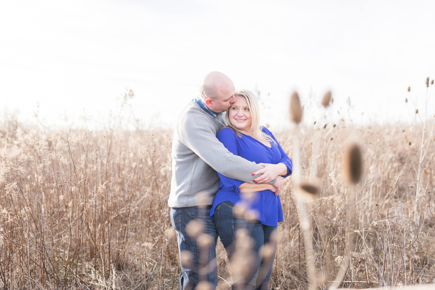 winter-engaged-couple-at-their-photo-session-at-the-scioto-audubon-park-near-grange-audubon-center-with-walkways-and-grass_0327