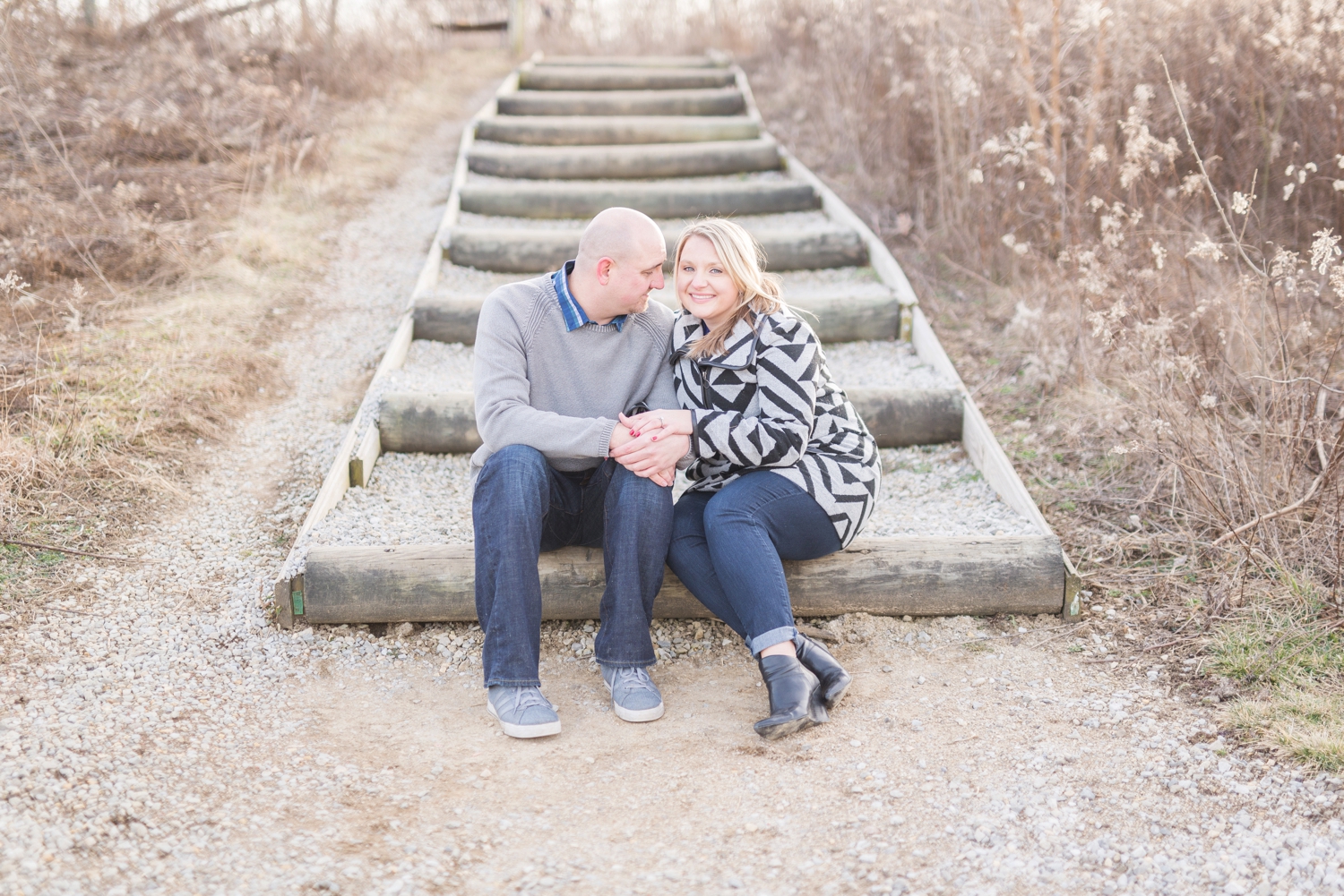 winter-engaged-couple-at-their-photo-session-at-the-scioto-audubon-park-near-grange-audubon-center-with-walkways-and-grass_0334