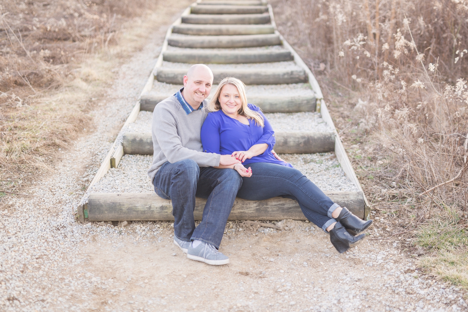 winter-engaged-couple-at-their-photo-session-at-the-scioto-audubon-park-near-grange-audubon-center-with-walkways-and-grass_0336