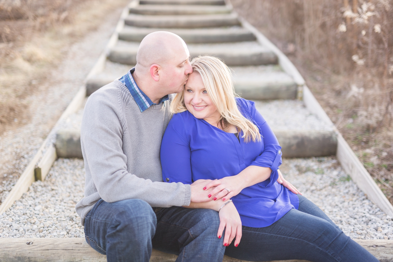 winter-engaged-couple-at-their-photo-session-at-the-scioto-audubon-park-near-grange-audubon-center-with-walkways-and-grass_0337