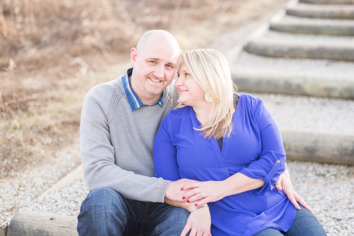 winter-engaged-couple-at-their-photo-session-at-the-scioto-audubon-park-near-grange-audubon-center-with-walkways-and-grass_0338