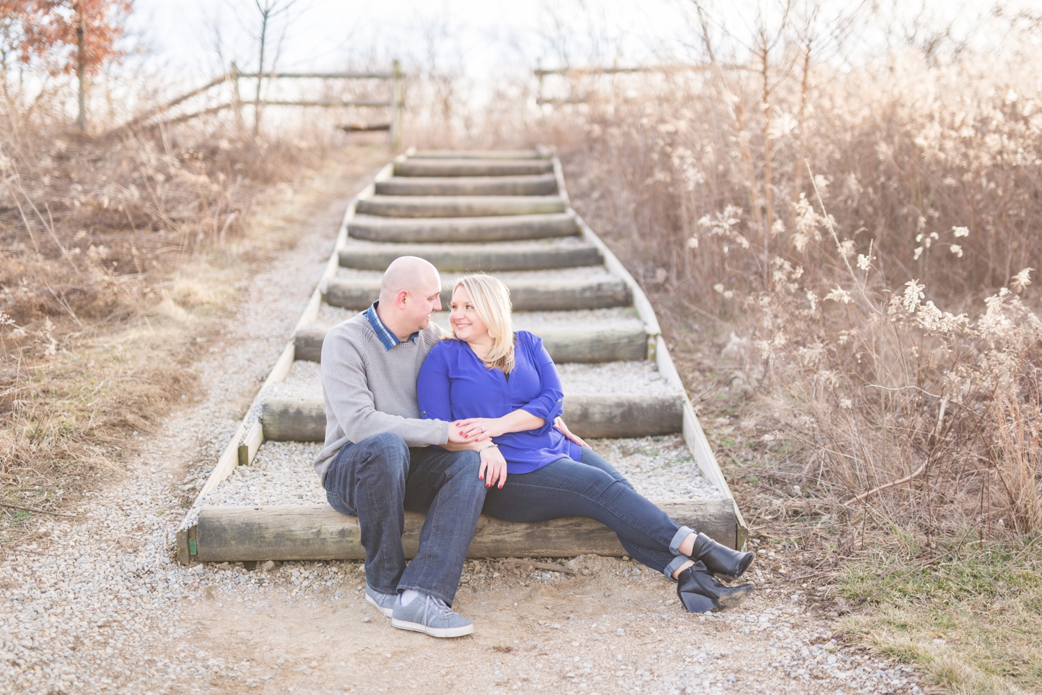 winter-engaged-couple-at-their-photo-session-at-the-scioto-audubon-park-near-grange-audubon-center-with-walkways-and-grass_0339