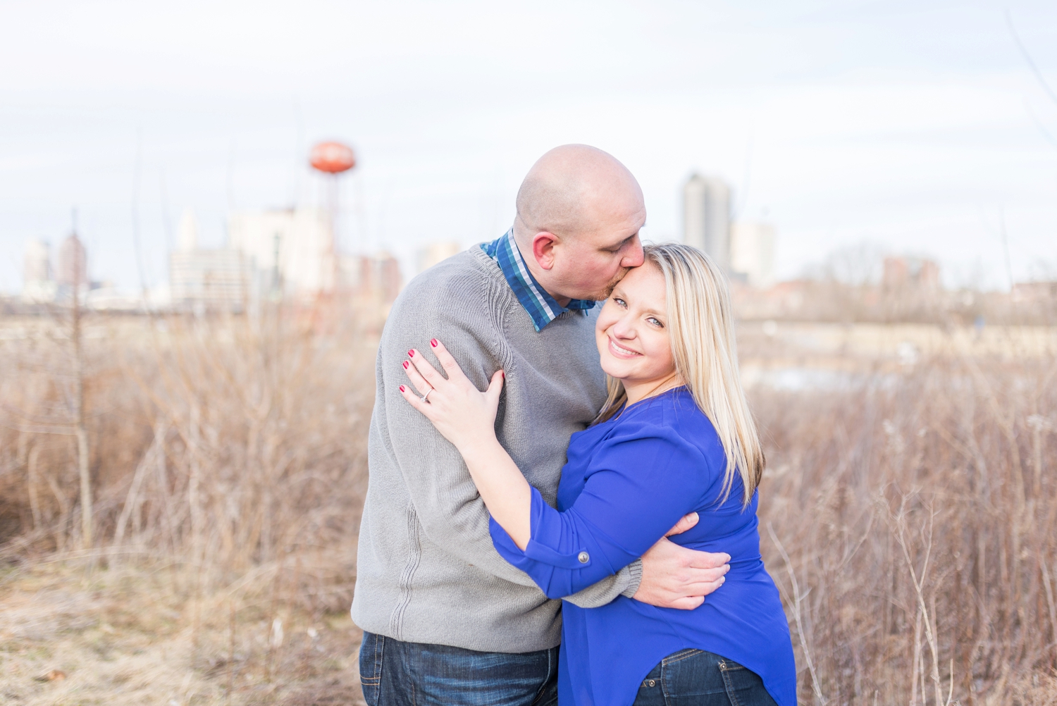 winter-engaged-couple-at-their-photo-session-at-the-scioto-audubon-park-near-grange-audubon-center-with-walkways-and-grass_0342