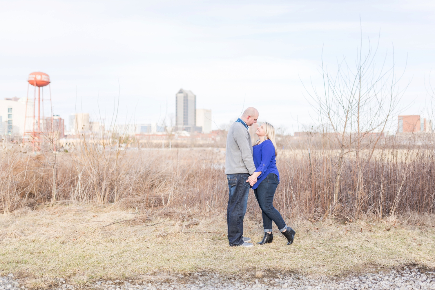 winter-engaged-couple-at-their-photo-session-at-the-scioto-audubon-park-near-grange-audubon-center-with-walkways-and-grass_0343