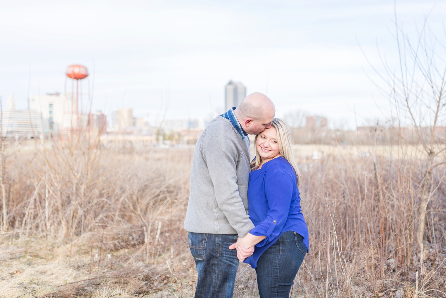 winter-engaged-couple-at-their-photo-session-at-the-scioto-audubon-park-near-grange-audubon-center-with-walkways-and-grass_0344