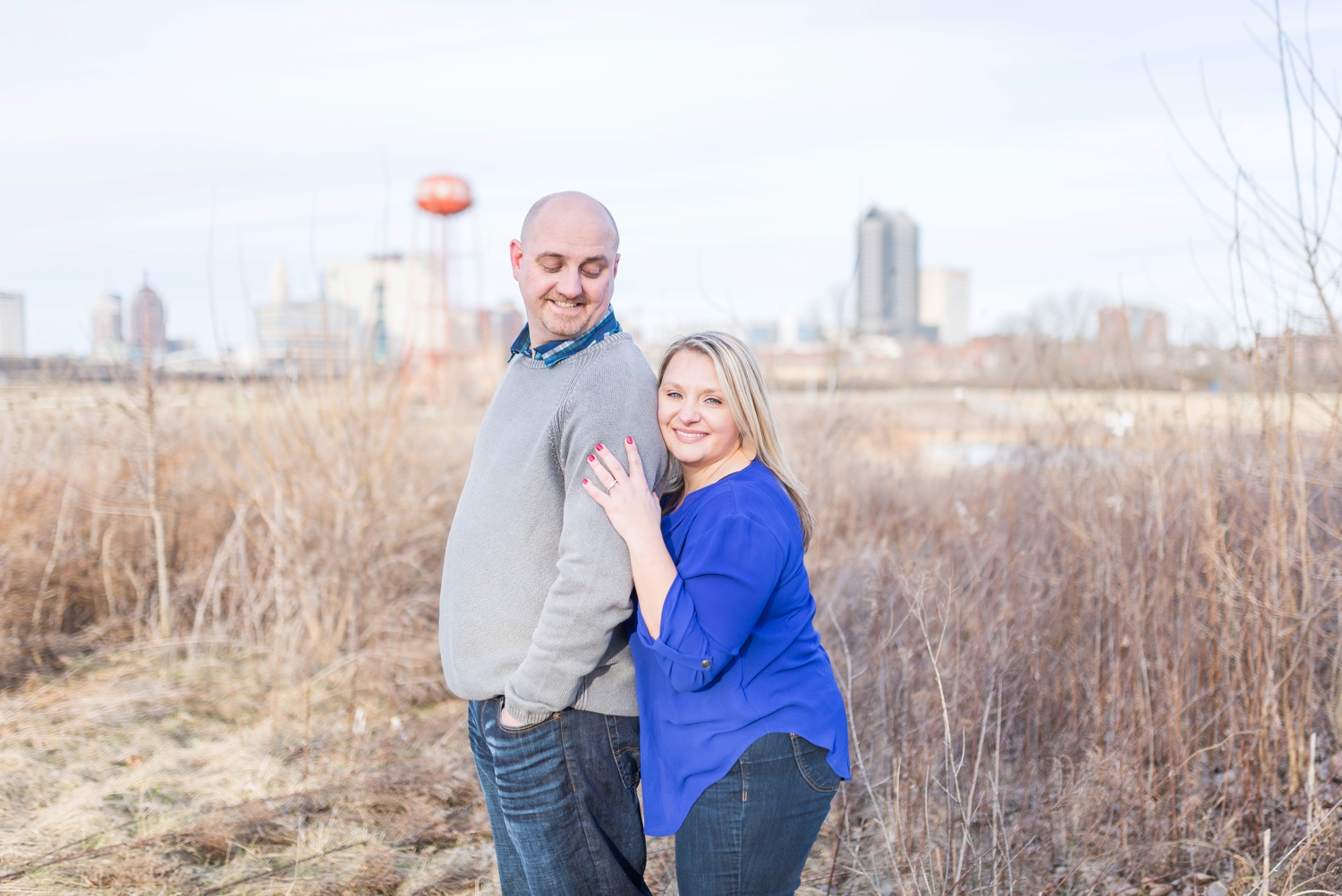 winter-engaged-couple-at-their-photo-session-at-the-scioto-audubon-park-near-grange-audubon-center-with-walkways-and-grass_0345