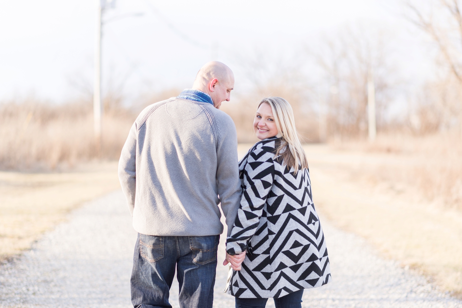 winter-engaged-couple-at-their-photo-session-at-the-scioto-audubon-park-near-grange-audubon-center-with-walkways-and-grass_0347
