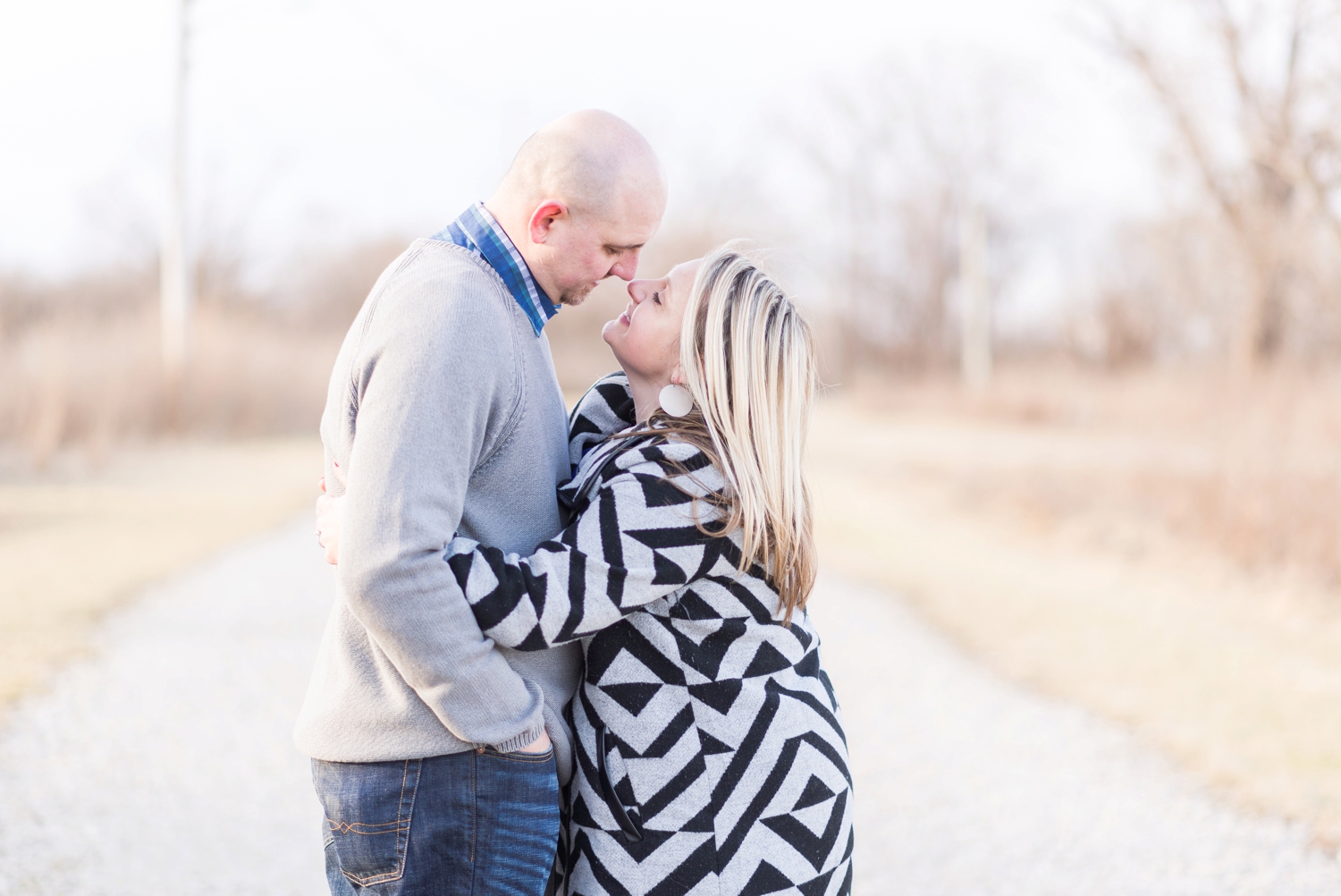 winter-engaged-couple-at-their-photo-session-at-the-scioto-audubon-park-near-grange-audubon-center-with-walkways-and-grass_0348