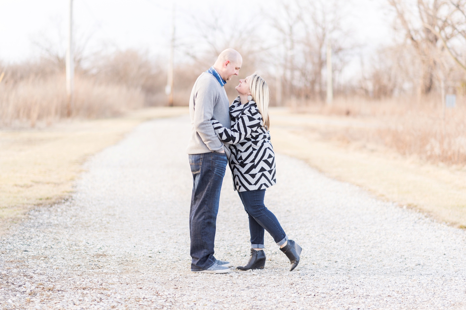 winter-engaged-couple-at-their-photo-session-at-the-scioto-audubon-park-near-grange-audubon-center-with-walkways-and-grass_0349