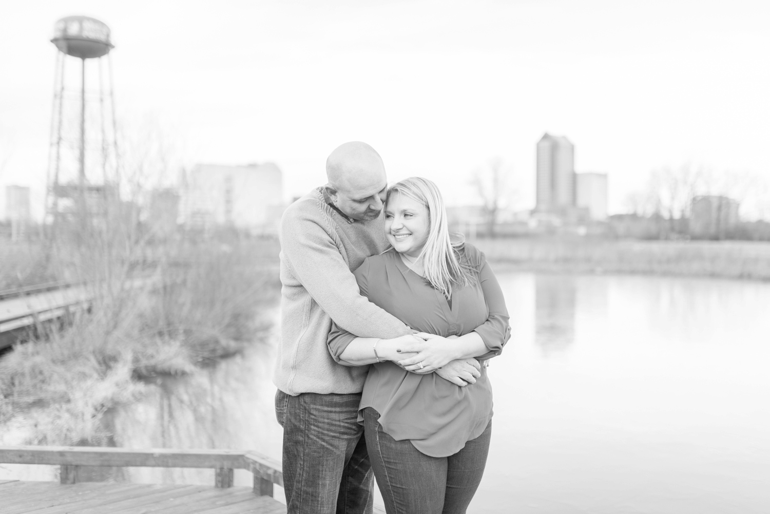 winter-engaged-couple-at-their-photo-session-at-the-scioto-audubon-park-near-grange-audubon-center-with-walkways-and-grass_0351