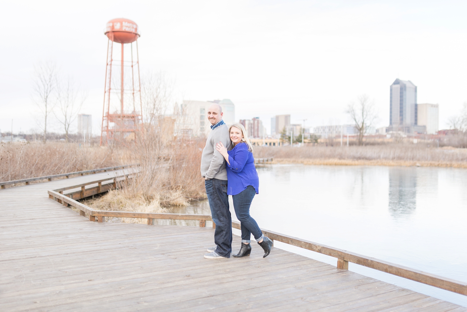 winter-engaged-couple-at-their-photo-session-at-the-scioto-audubon-park-near-grange-audubon-center-with-walkways-and-grass_0352