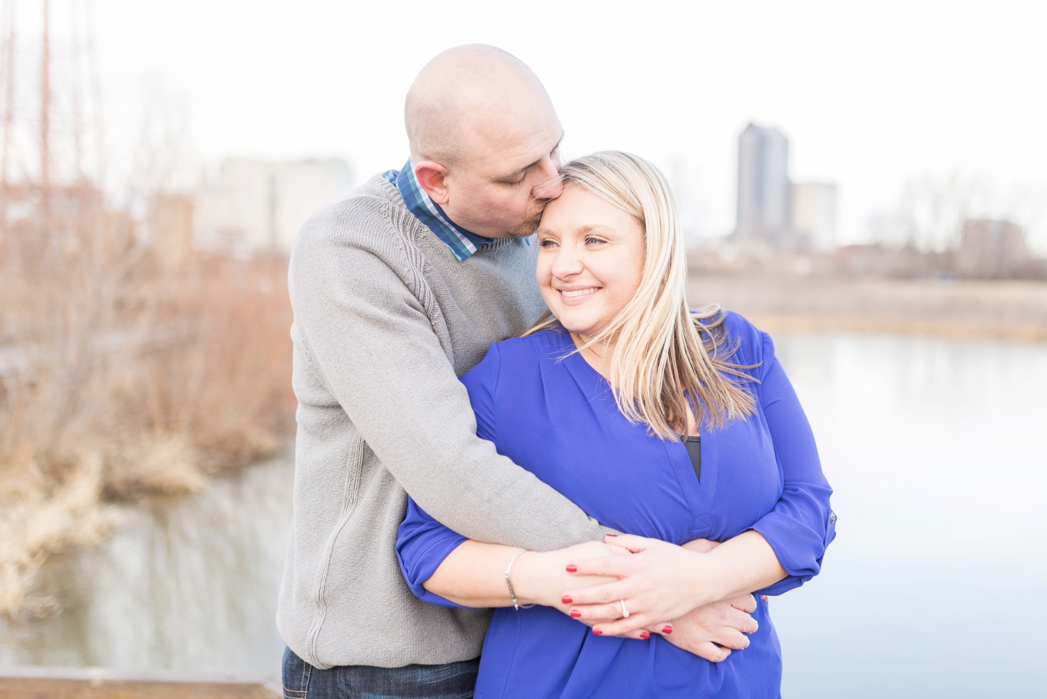 winter-engaged-couple-at-their-photo-session-at-the-scioto-audubon-park-near-grange-audubon-center-with-walkways-and-grass_0353