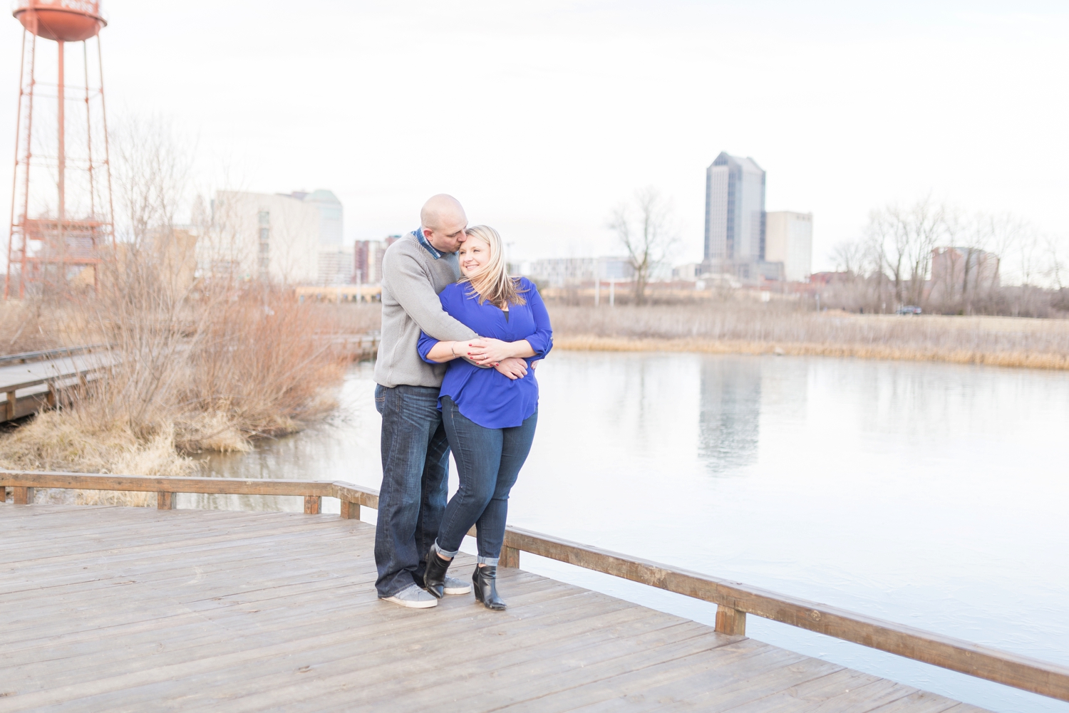 winter-engaged-couple-at-their-photo-session-at-the-scioto-audubon-park-near-grange-audubon-center-with-walkways-and-grass_0354