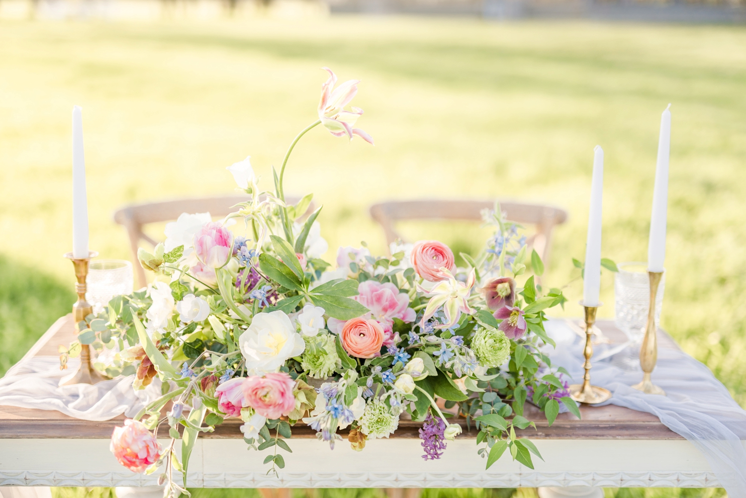 sweet-heart-table-with-a-central-centerpiece-focus