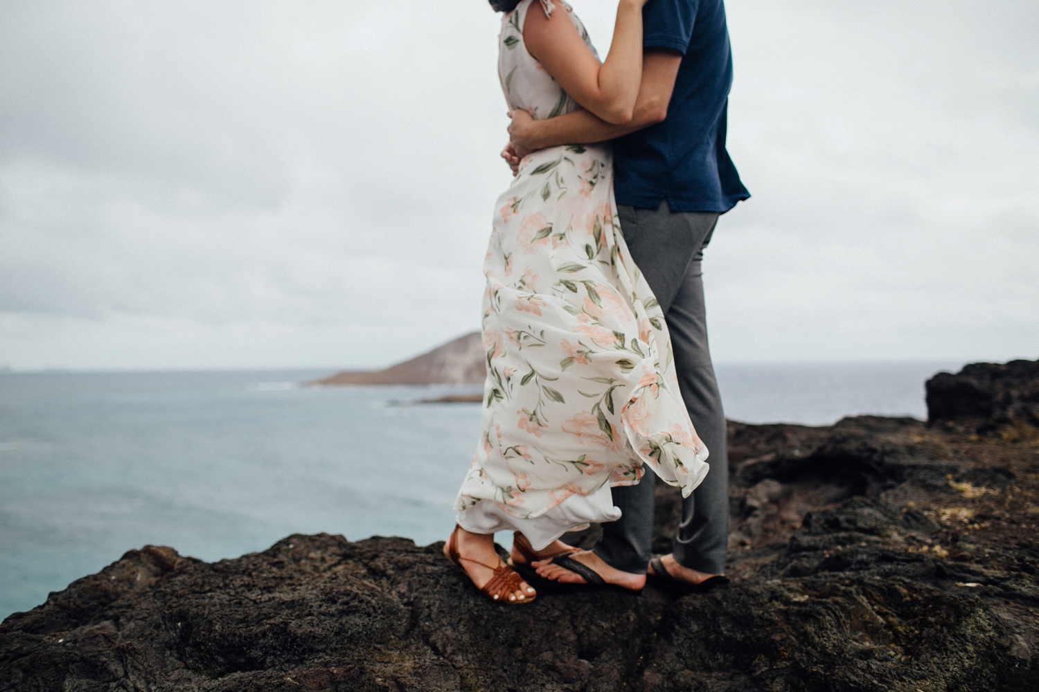 engagement-session-outfit-ideas-for-an-adventurous-mountain-and-ocean-shoot