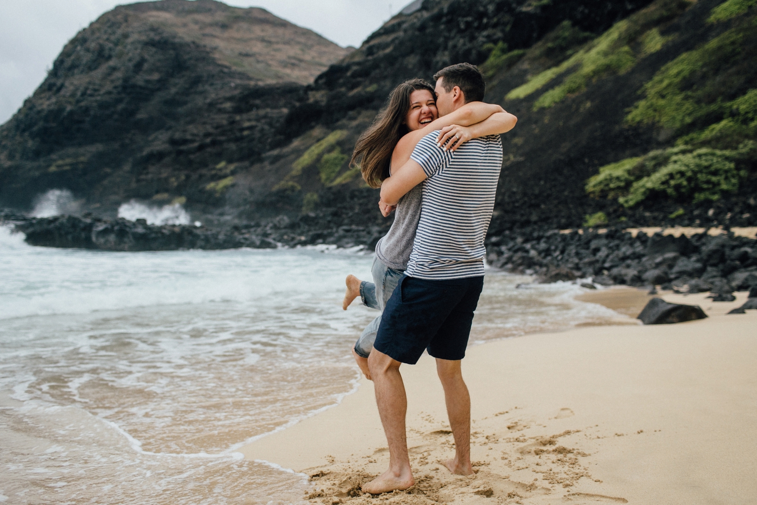 hawaii-couples-photography-with-the-guy-swining-the-girl-around
