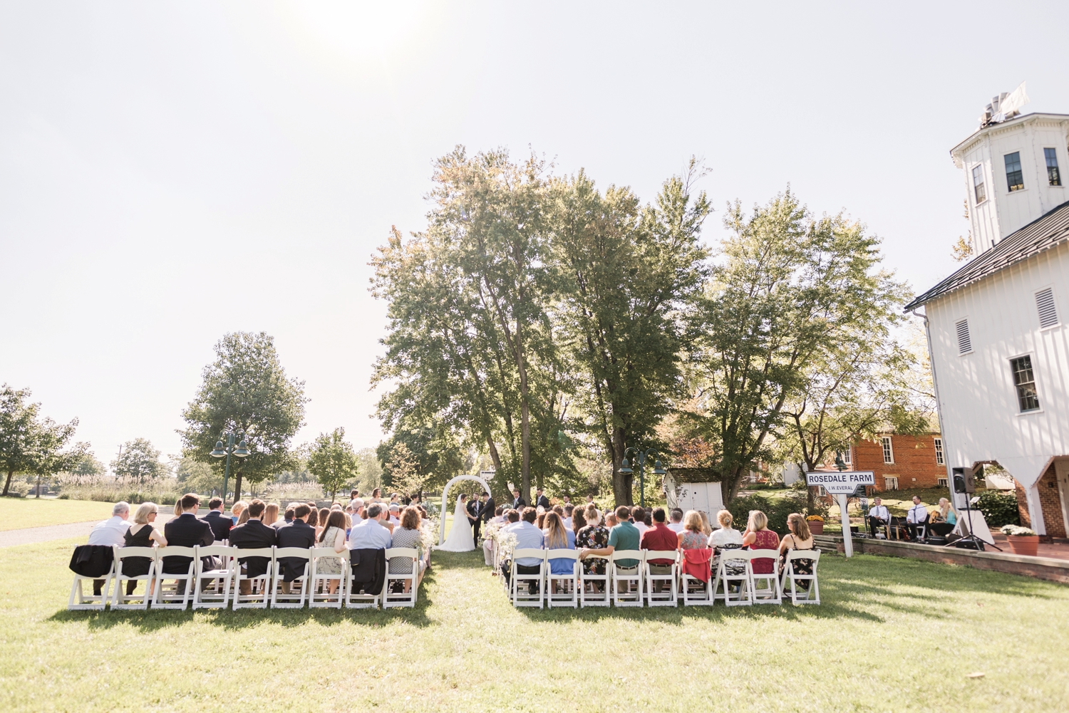 ceremony-outside-at-everal-barn-in-westerville