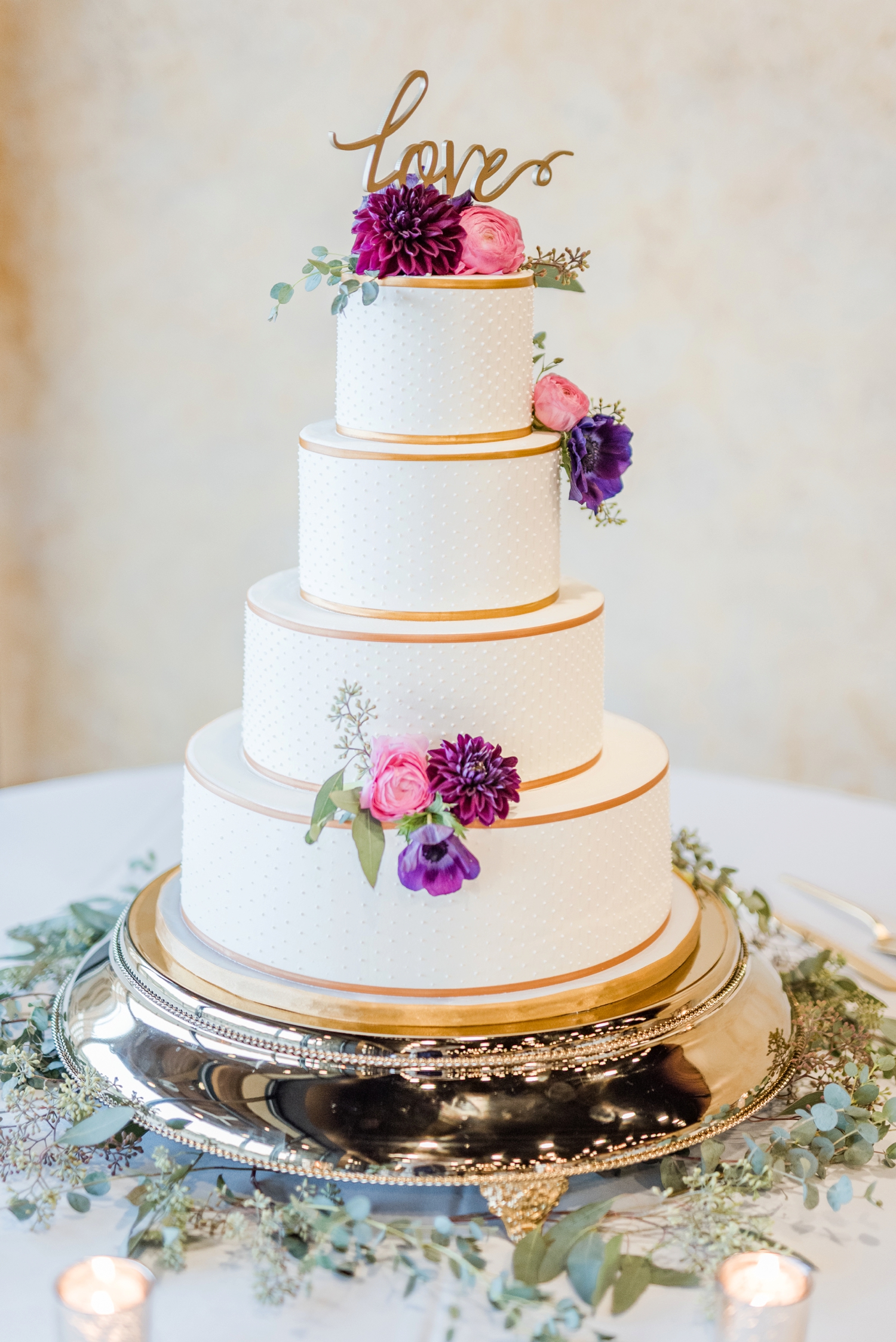 white-cake-with-flowers-and-gold-details